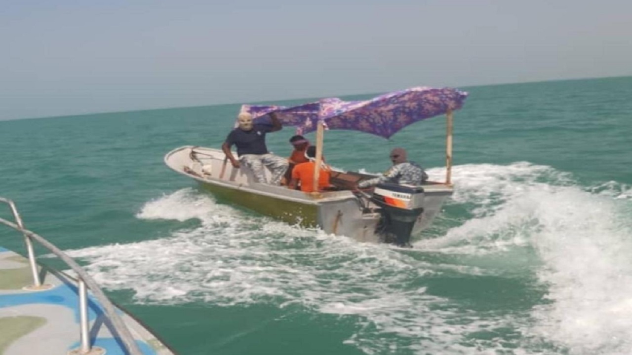 توقیف دو فروند قایق غیرمجاز صید ترال در بندرعباس