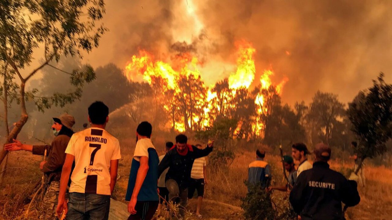 فوت ۲۶ نفر به دلیل وقوع آتش‌سوزی در الجزایر + فیلم