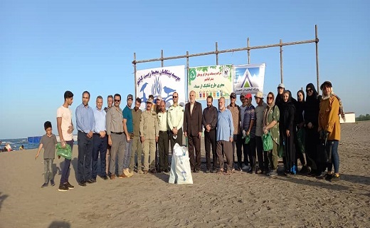 جمع آوری زباله خشک از ساحل بندر کیاشهر