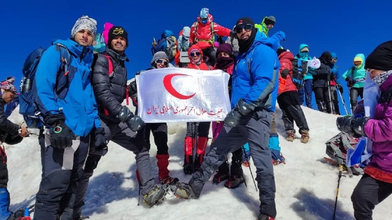 صعود نجاتگران هلال احمر طبس به قله آرارات ترکیه