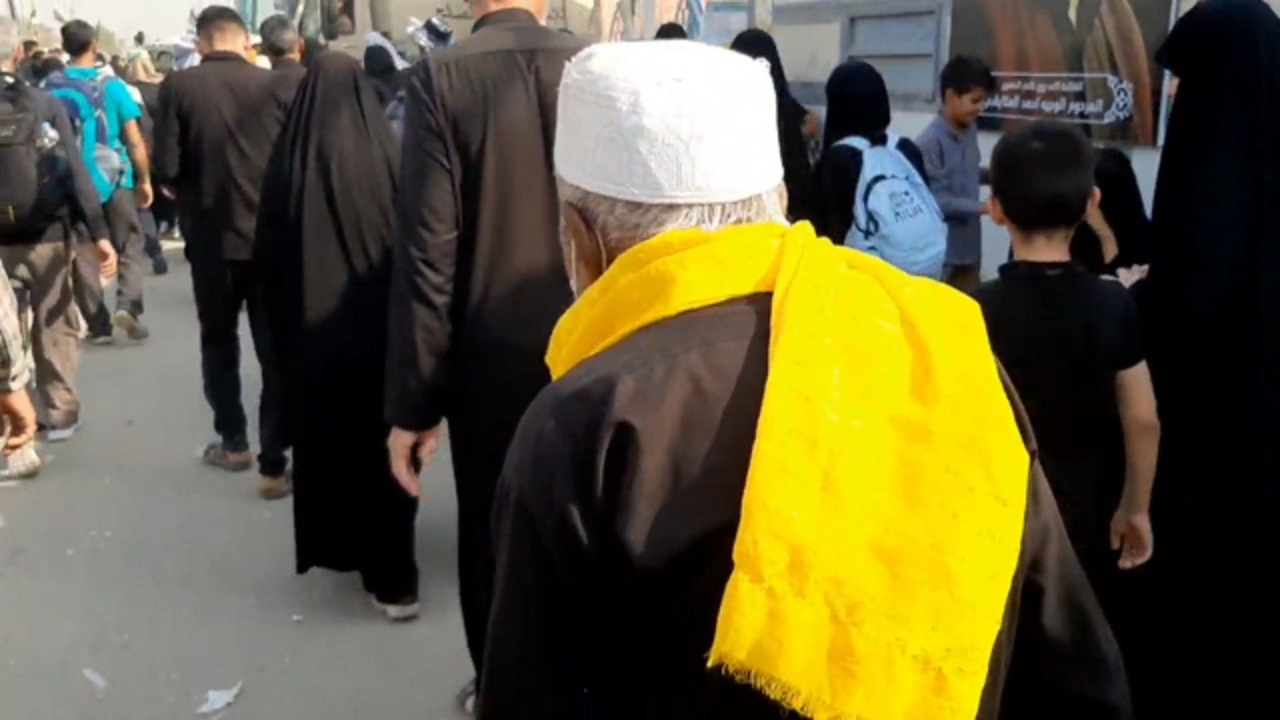نوحه خوانی پیرمرد ۸۷ ساله در مسیر پیاده روی اربعین + فیلم