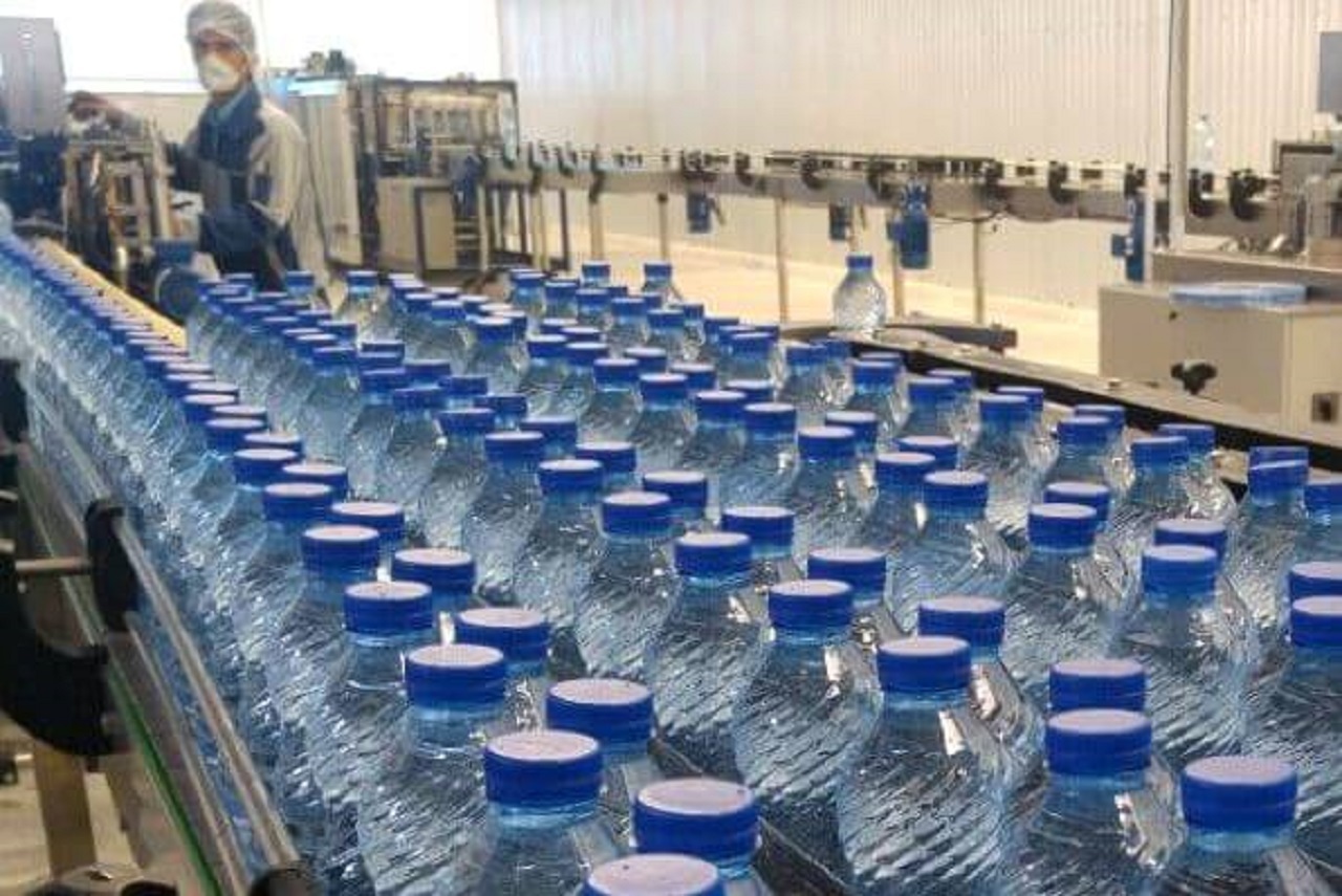 توزیع روزانه ۱۰۰ هزار لیوان آب بسته بندی میان زوار اربعین
