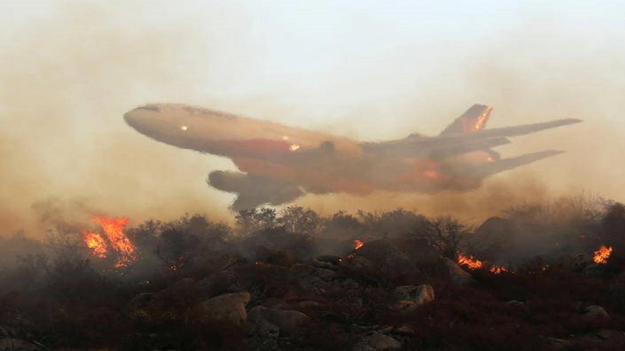 پرواز تانکر هوایی غول‌پیکر برای اطفای حریق کالیفرنیا + فیلم