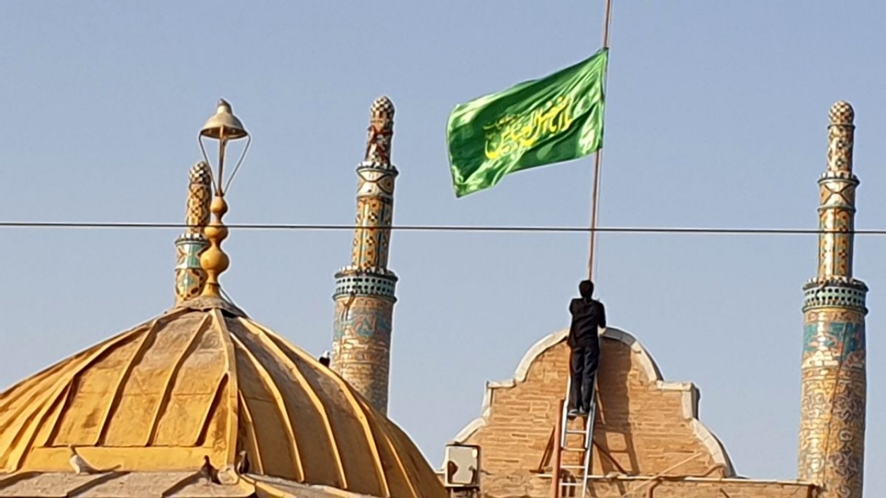 تعویض پرچم بارگاه مقدس امامزاده حسین (ع) در قزوین