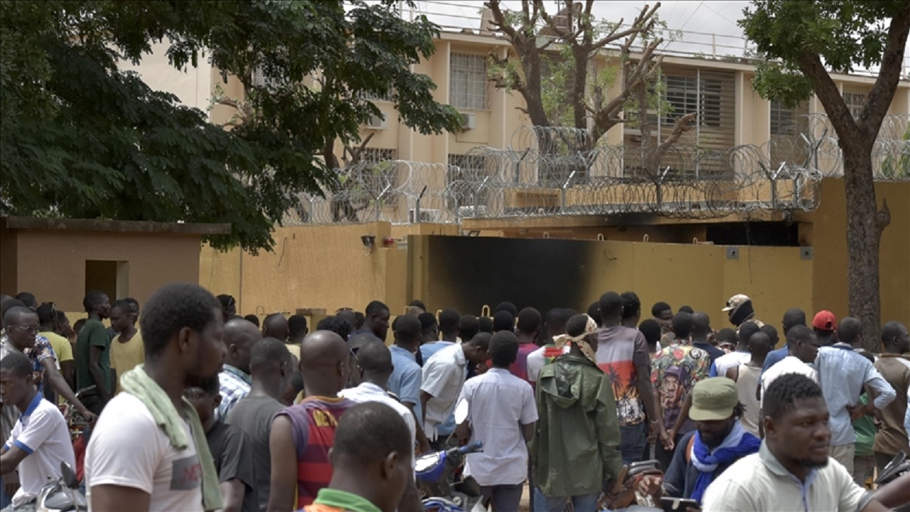 حمله معترضان به سفارت فرانسه در بورکینافاسو