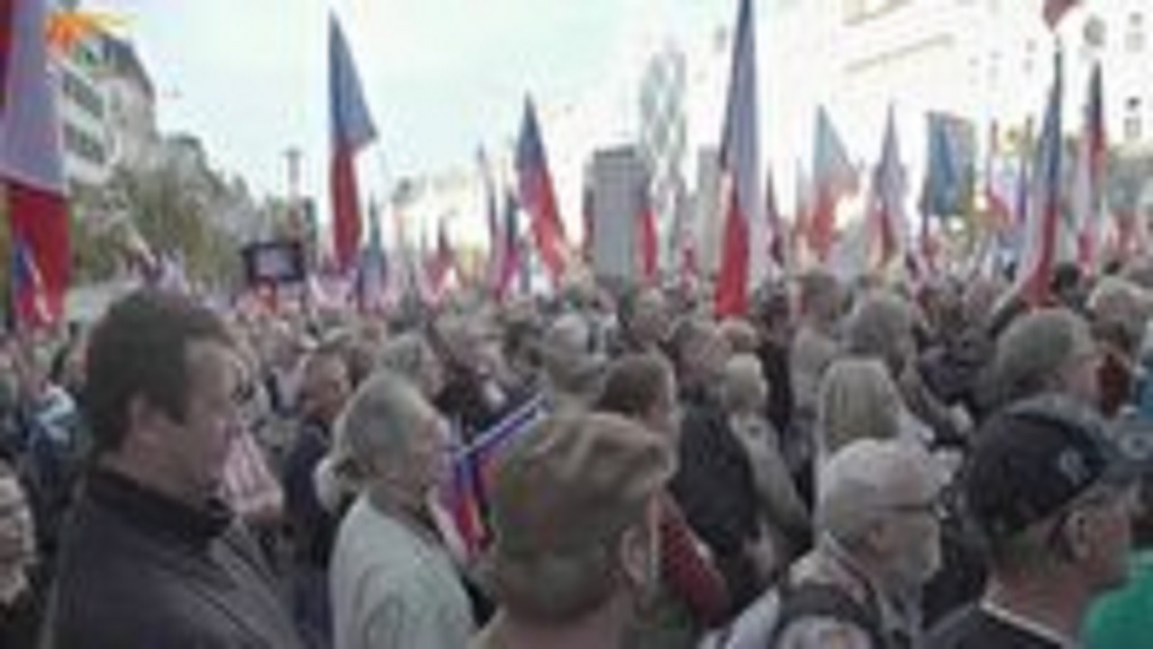 تظاهرات مردم چک در اعتراض به تحریم‌های اقتصادی علیه روسیه + فیلم