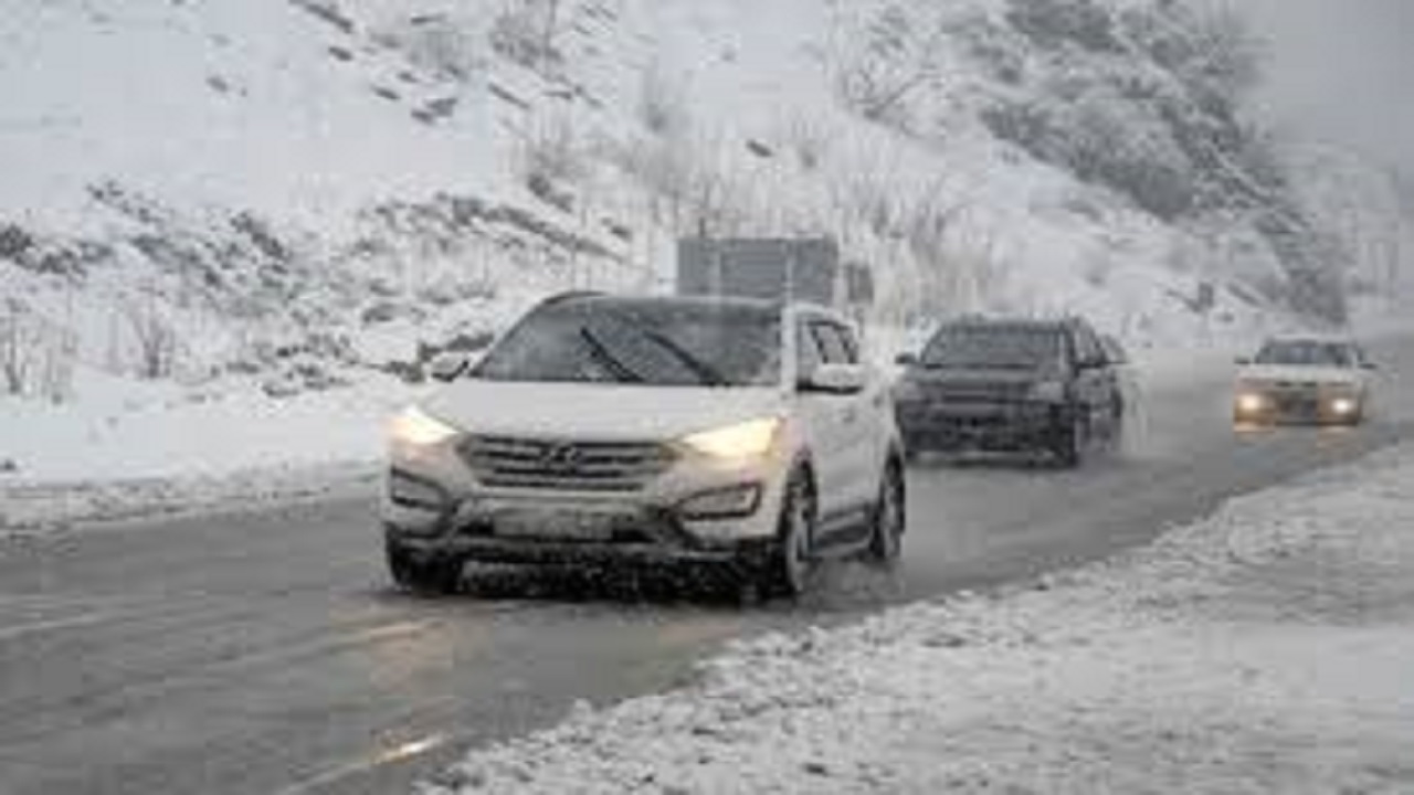 بارش برف و باران در جاده های کوهستانی