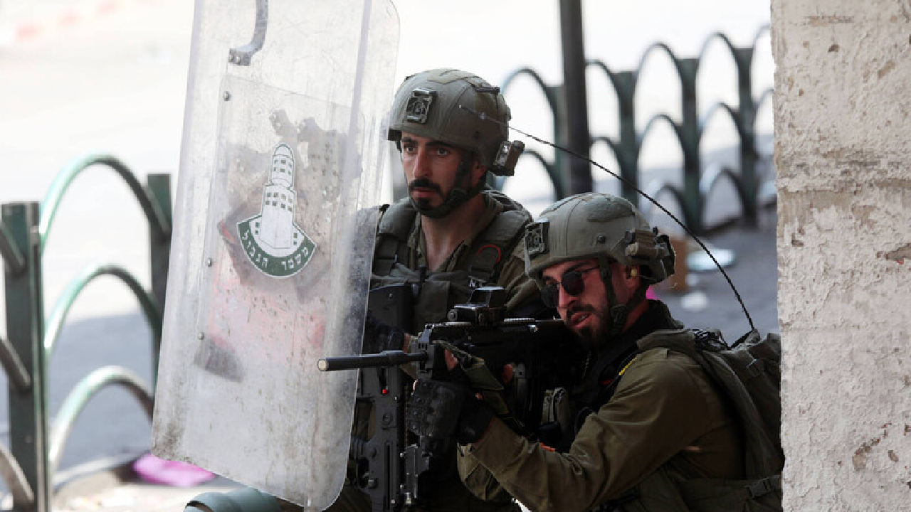 درگیری جوانان فلسطینی با نظامیان صهیونیست در نابلس+ فیلم
