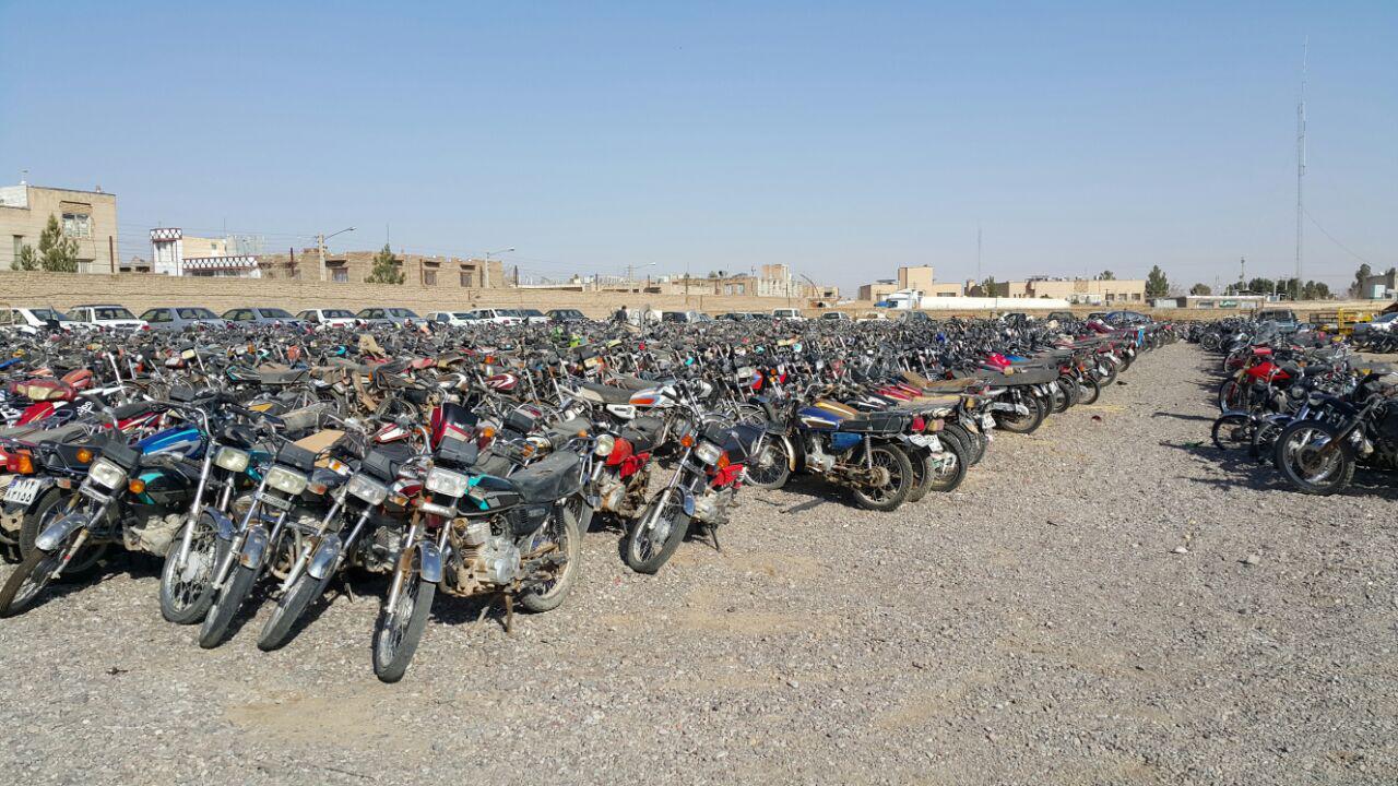 برگزاری چهارمین مرحله مزایده ۱۴۰۰ موتورسیکلت‌ توقیفی در استان هرمزگان