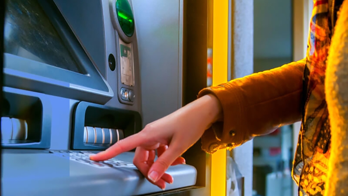 نجات کودک سر به هوا از حادثه توسط یک زن + فیلم