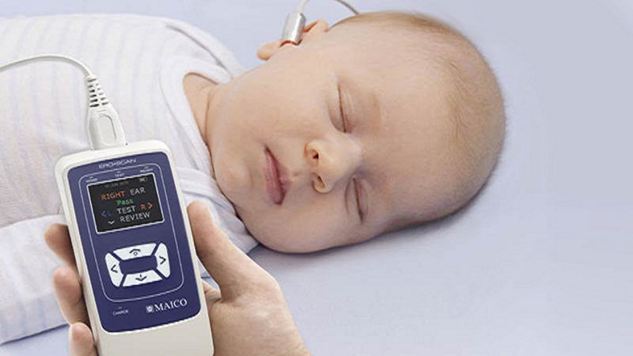 Как проверить слух у новорожденного. Аудиологический скрининг новорожденных аппарат. Отоакустическая эмиссия у новорожденных. Аудиологический скрининг слуха у детей. Прибор для аудиологического скрининга.