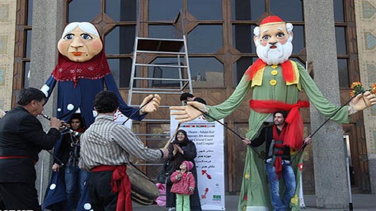 اجرای نمایش خیابانی ننه سرما در بام ایران