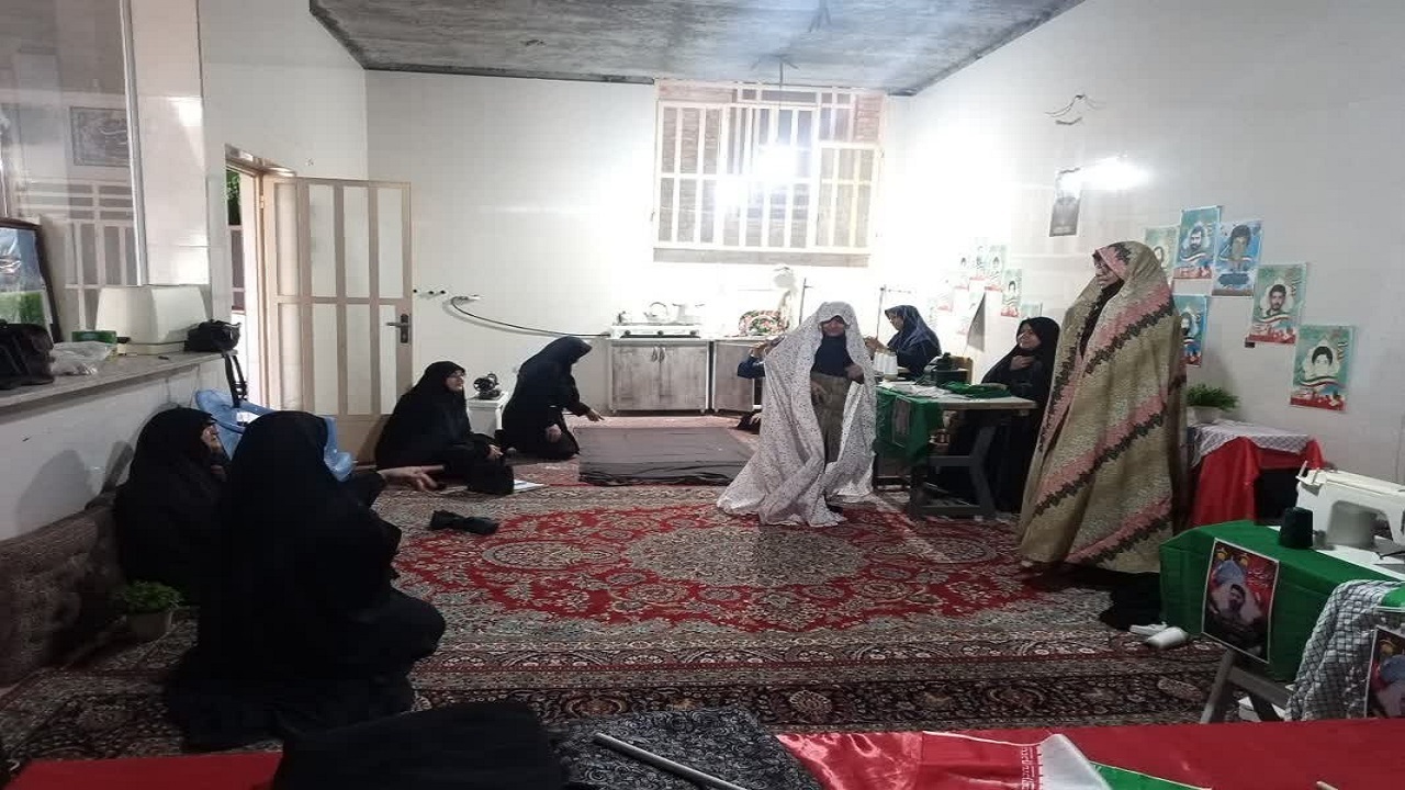دوخت رایگان چادر به همت بانوان جهادی در پایگاه فاطمیه +تصاویر
