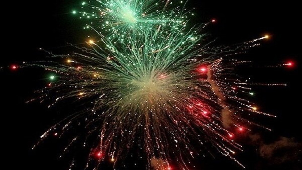 مراسم تحویل سال نو همراه با نورافشانی در جوار مزار شهدای بهشهر + فیلم