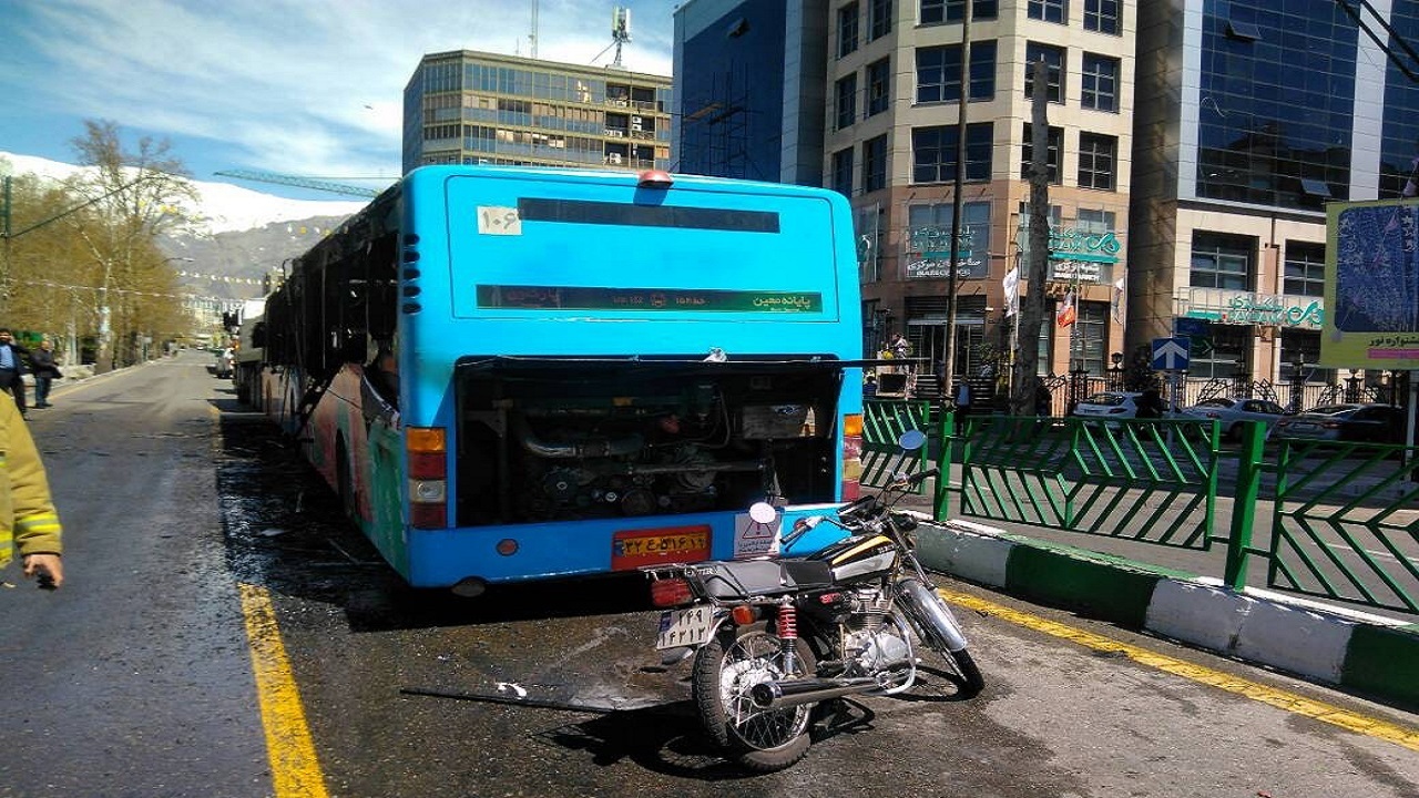 آتش سوزی یک دستگاه اتوبوس بی‌آرتی در خیابان ولیعصر