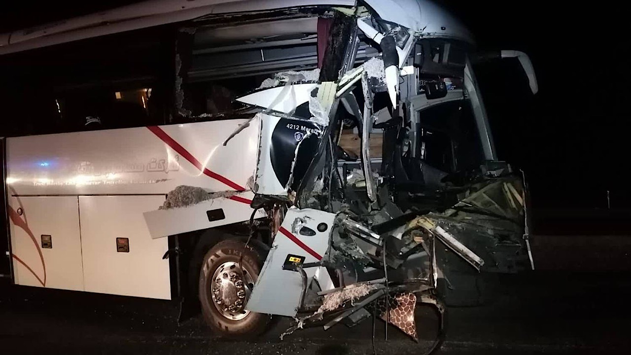 تصادف اتوبوس و کامیون در جاده سرخه _ آرادان