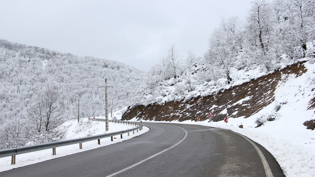 کاهش ۲۰ درجه‌ای دمای هوا در گیلان/ بارش برف در حیران آستارا