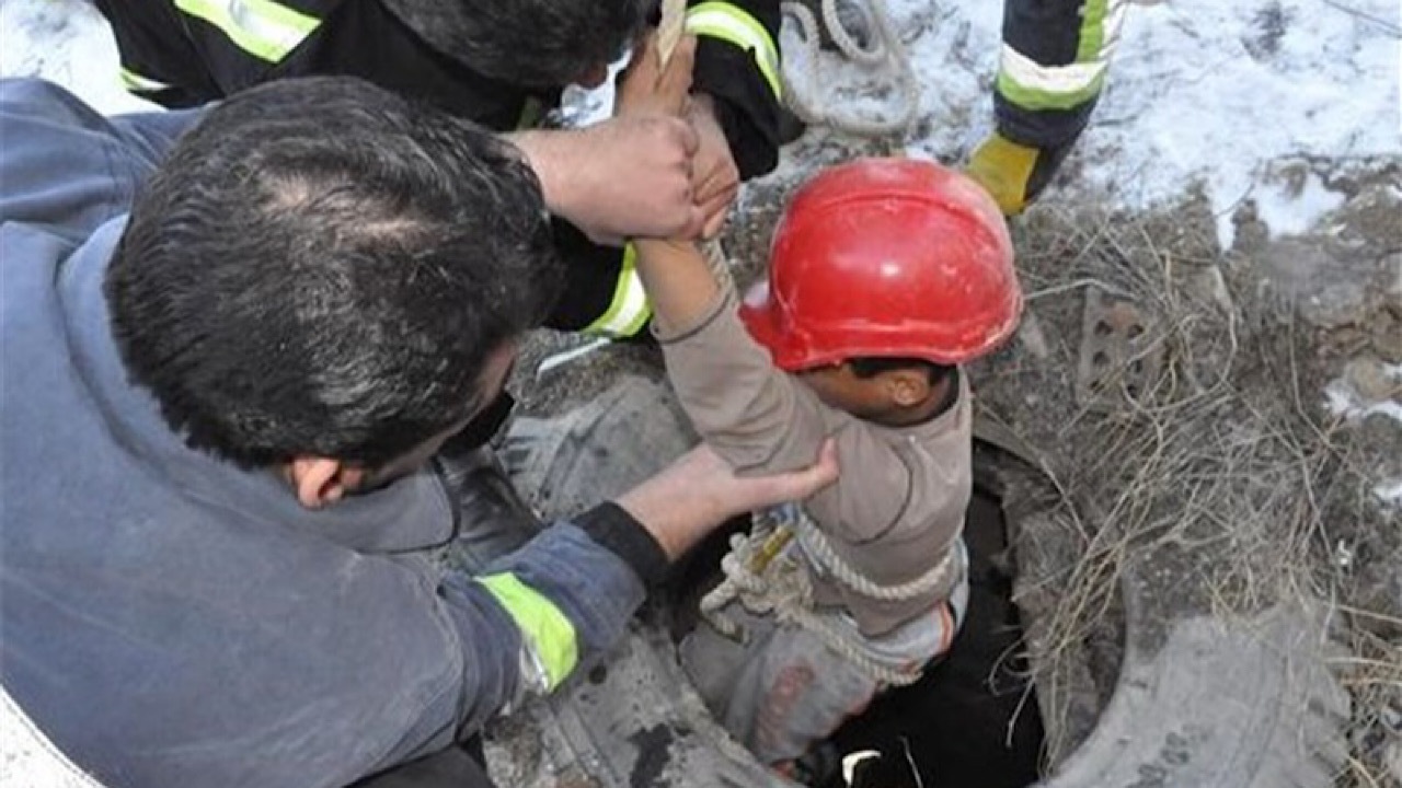 نجات کودک از چاه توسط آتش نشانان در سمنان