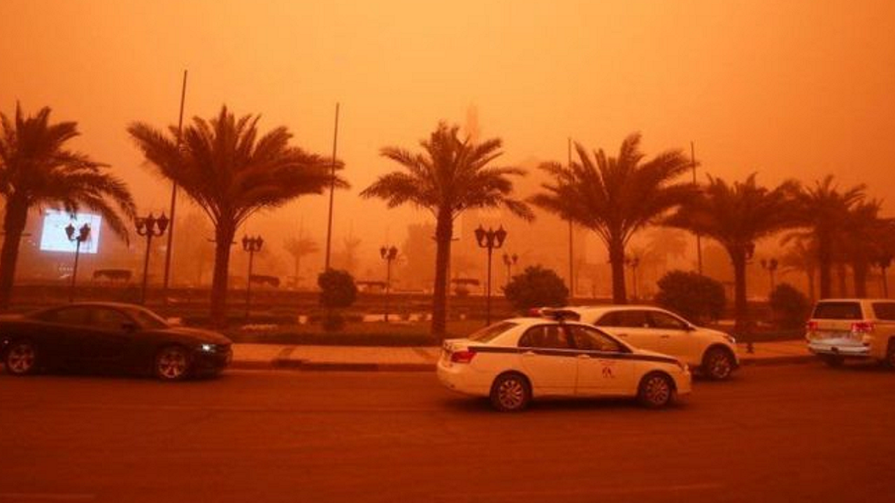 طوفان شن در بغداد روزه‌داران را به دردسر انداخت
