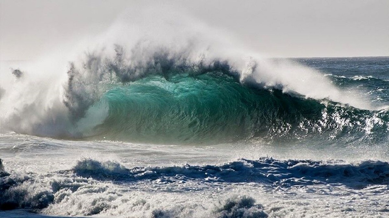 جولان دادن امواج ۴ متری در دریای خزر