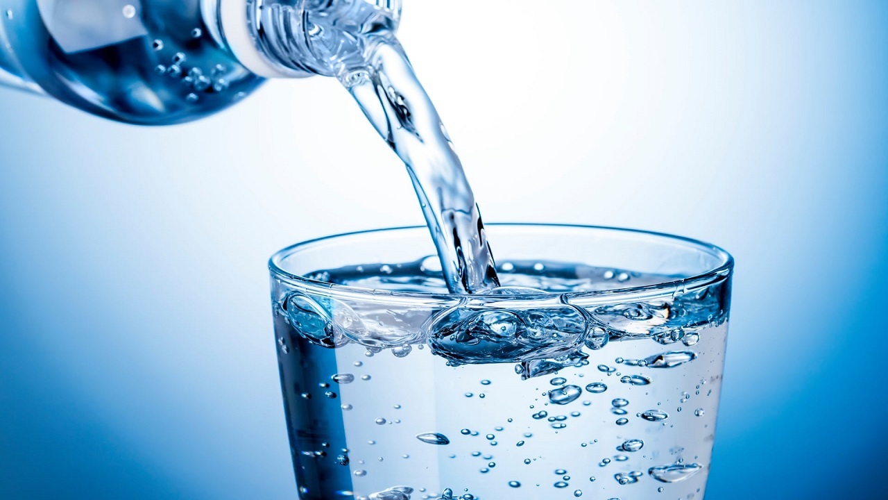 آیا نوشیدن آب زیاد پوست را شفاف می‌کند؟