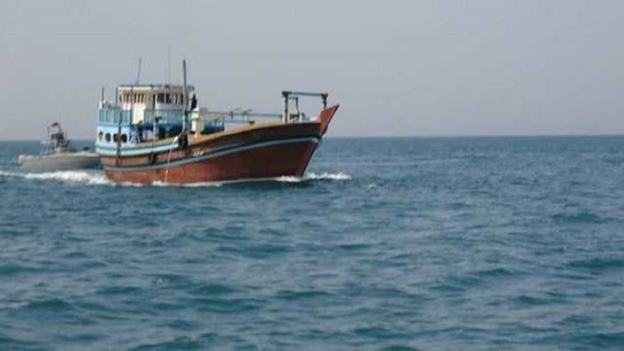 توقیف شناور حامل کالای قاچاق میلیاردی در آب‌های شمال غرب خلیج فارس