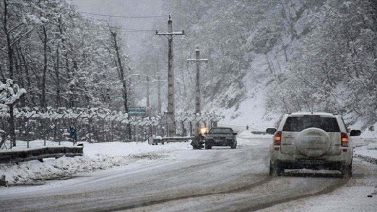 اغلب جاده های زنجان با بارش پراکنده برف همراه است