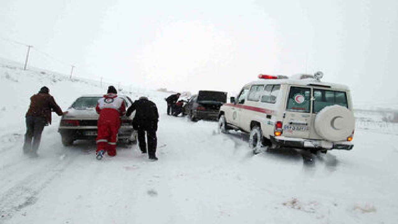 امدادرسانی به ۴۶ فرد گرفتار شده در کولاک برف جاده اندیکا