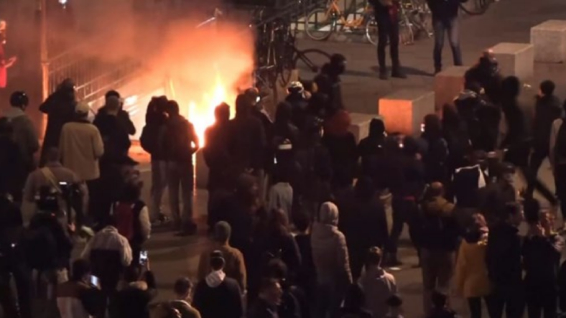 حمله پلیس فرانسه به شهروندان معترض در پاریس + فیلم