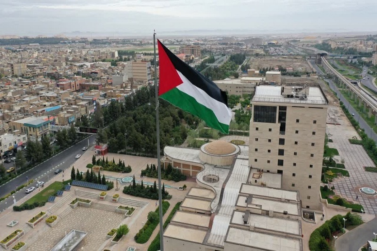 بازداشت یک زن مقابل کعبه پس از برافراشتن پرچم فلسطین + فیلم