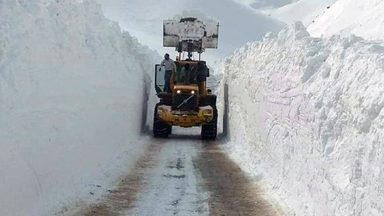 برف راه ارتباطی کردستان به کرمانشاه را مسدود کرد