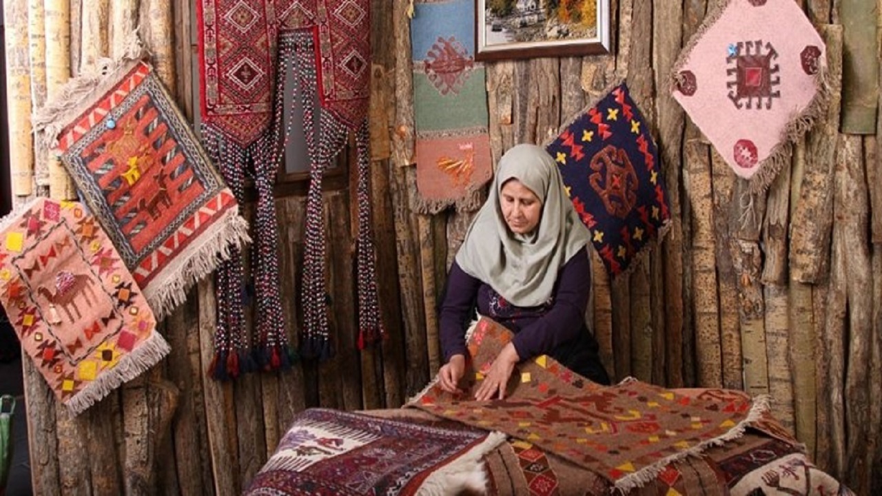 برپایی بازارچه صنایع‌دستی و سوغات در سرخه
