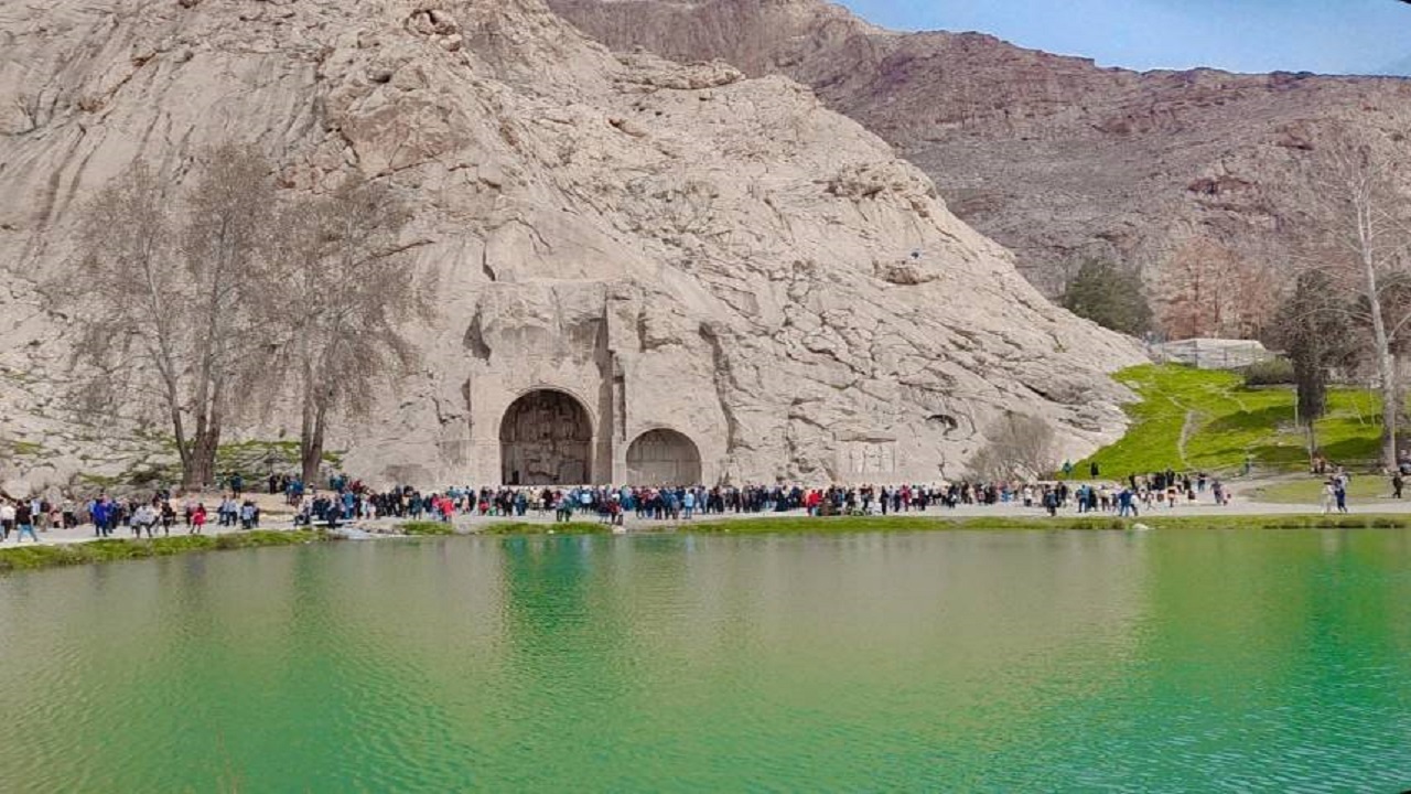 بازدید گردشگران نوروزی از طاق بستان کرمانشاه + تصاویر