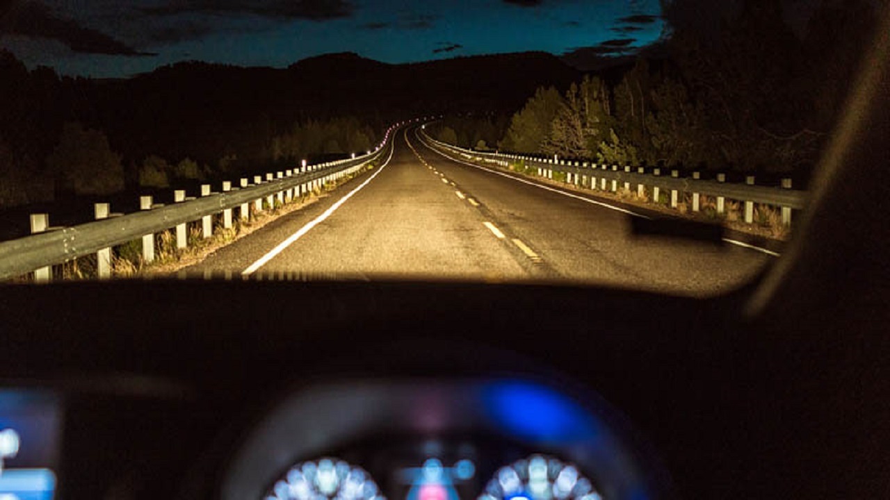 گلایه مندی رانندگان از عدم روشنایی مناسب در جاده اراک - قم