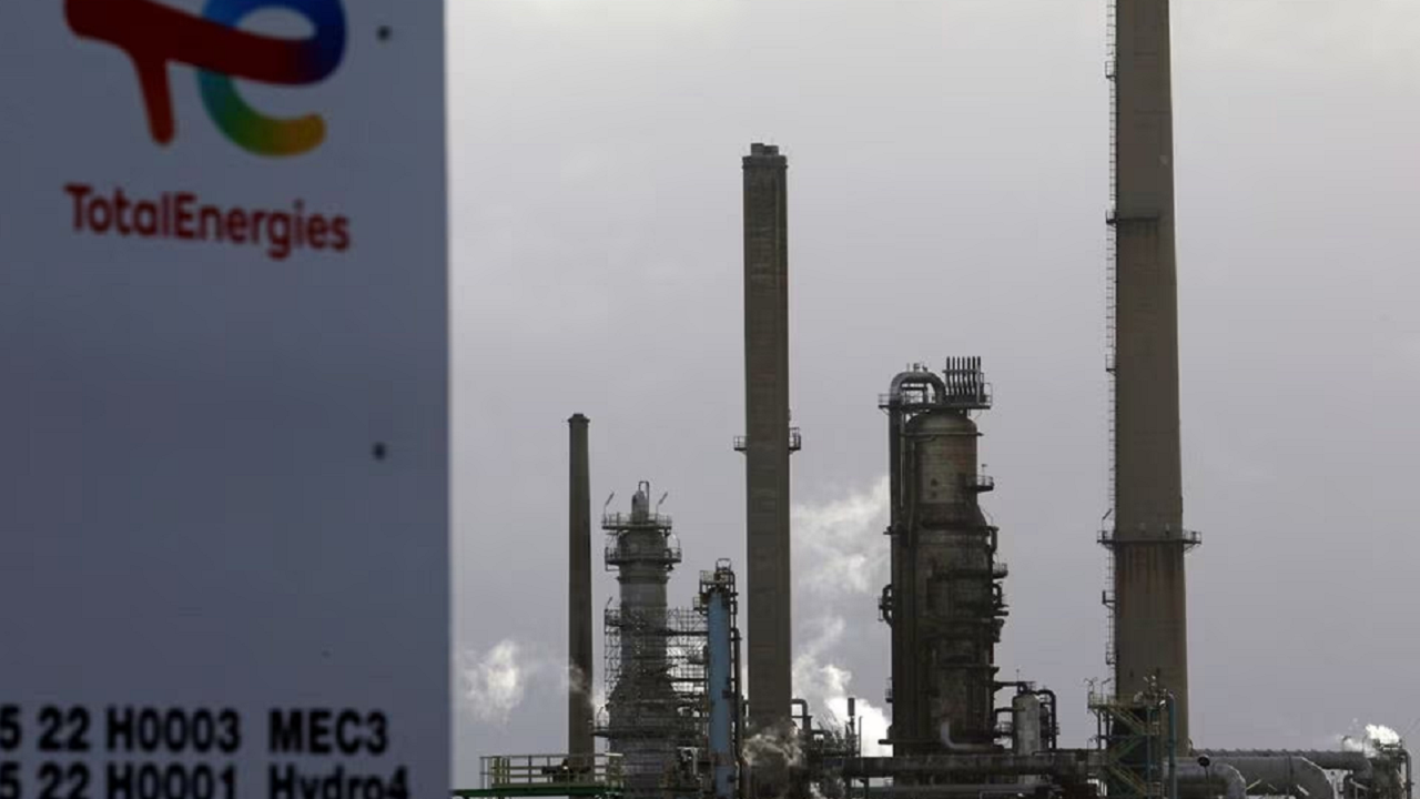 ادامه اعتصابات و کمبود سوخت در پمپ بنزین‌های فرانسه