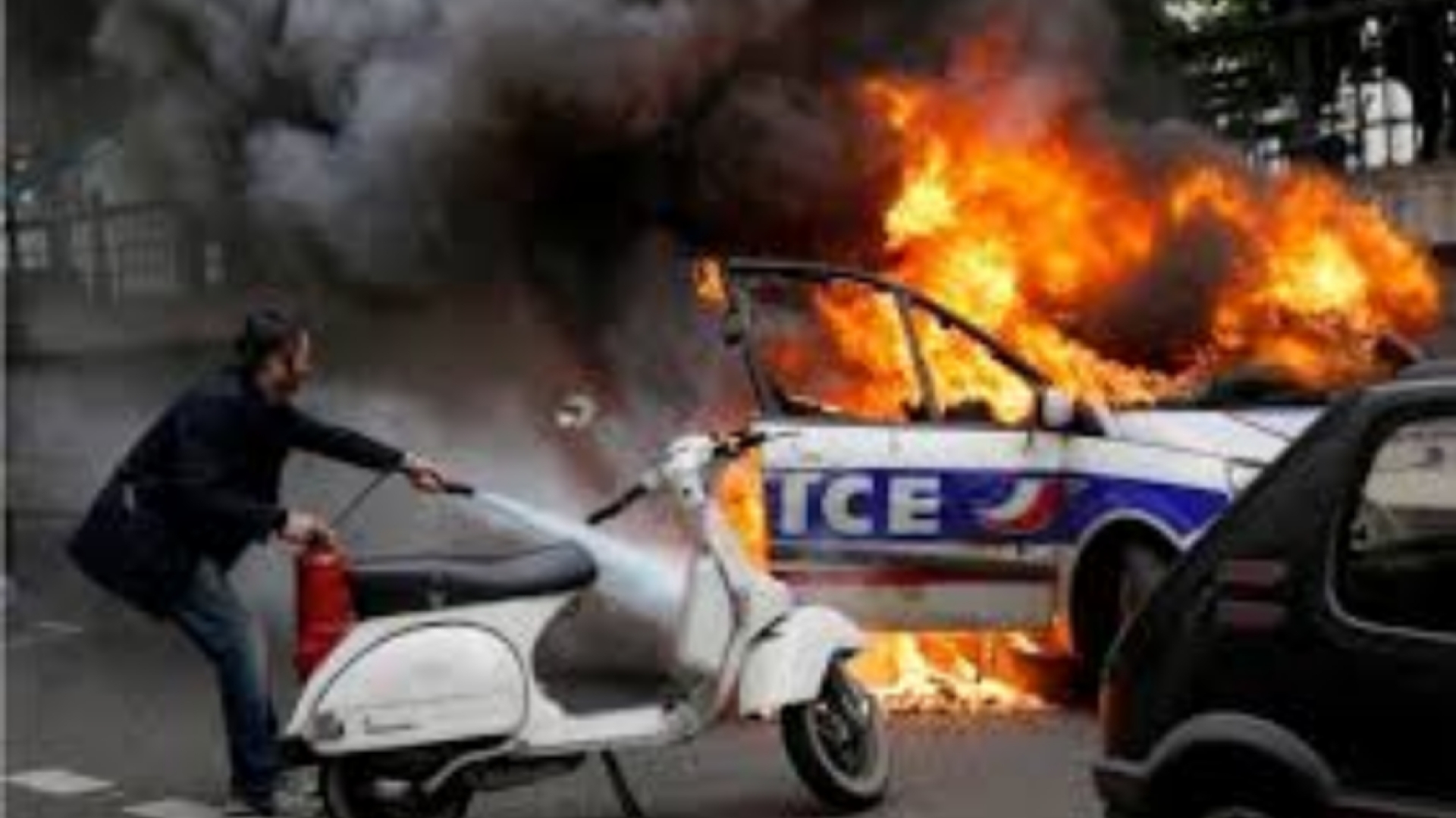 به آتش کشیدن خودرو پلیس توسط معترضان فرانسوی + فیلم