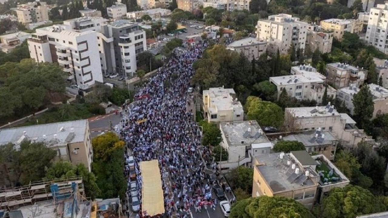 تجمع معترضان در مقابل خانه‌های اعضای ائتلاف حاکم صهیونیستی