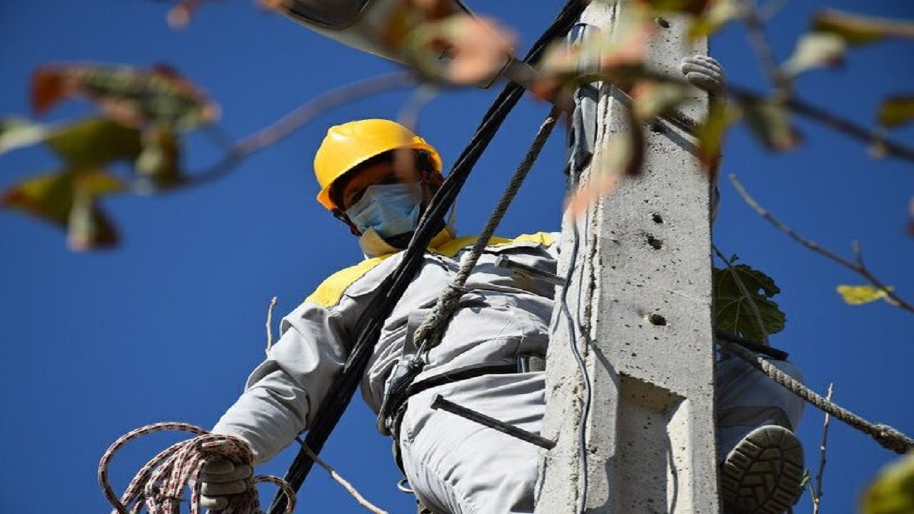 تبدیل ۳۵ کیلومتر شبکه برق سراوان به کابل خودنگهدار