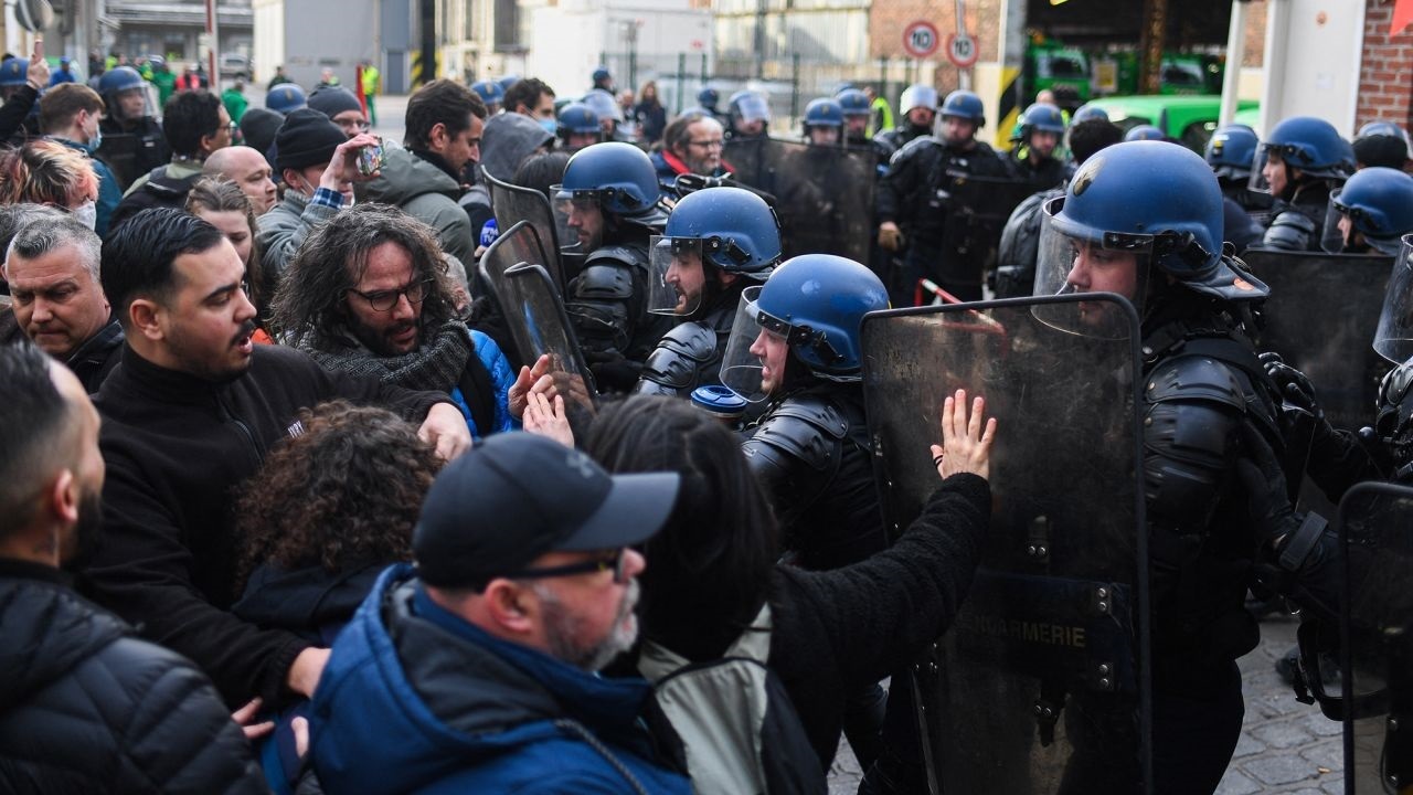 افت محبوبیت مکرون همزمان با ادامه اعتراضات گسترده در فرانسه