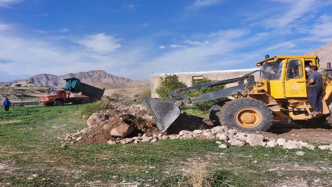 تصاویری از اجرای عملیات تسطیح و محوطه سازی اماکن مذهبی روستای الیف