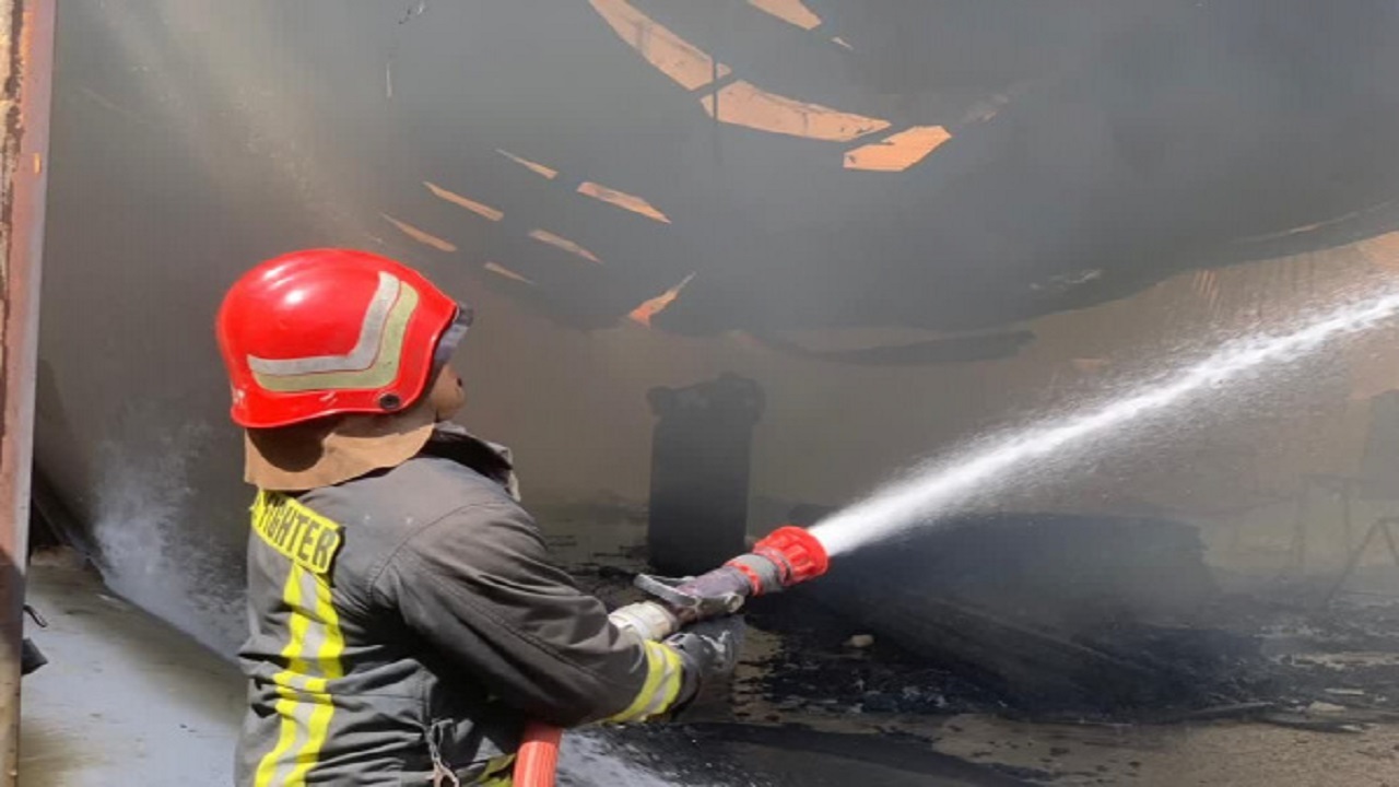 مهار آتش سوزی در یک واحد اداری تجاری در گنبدکاووس