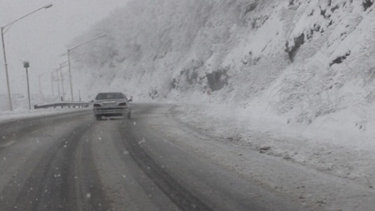 برف سه جاده استان سمنان را مسدود کرد