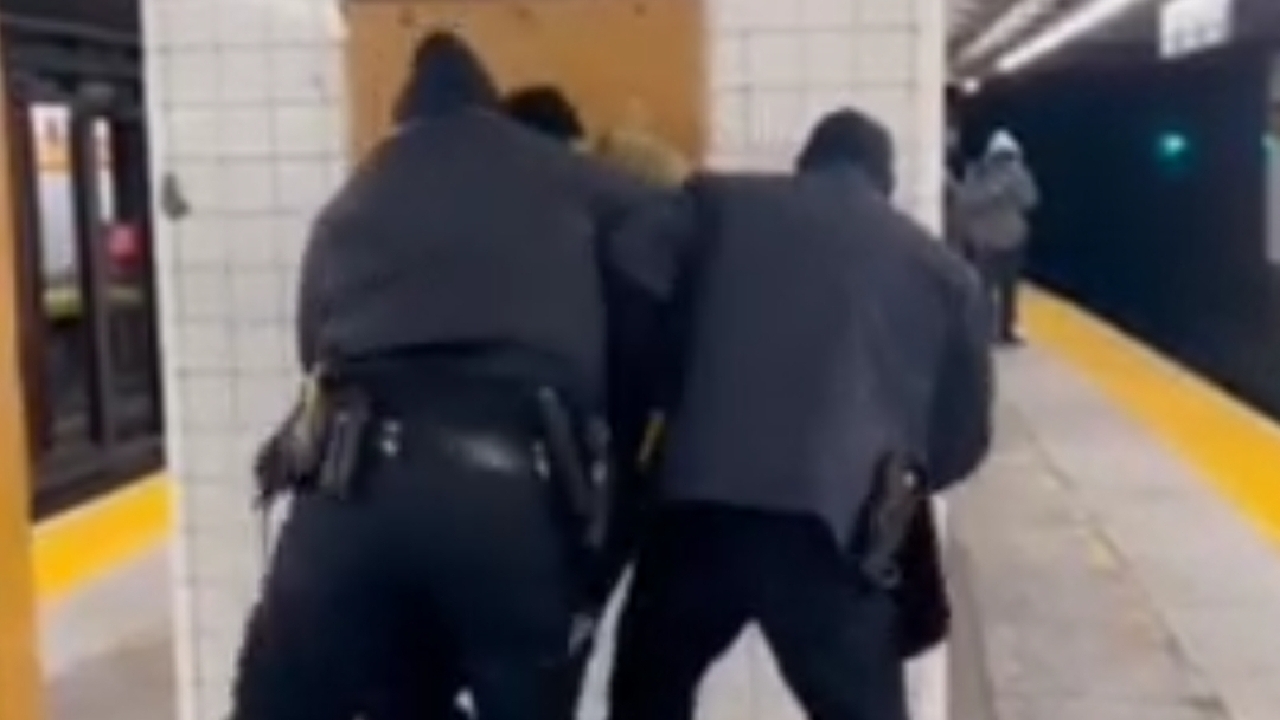 نحوه برخورد پلیس آمریکا با یک مظنون + فیلم