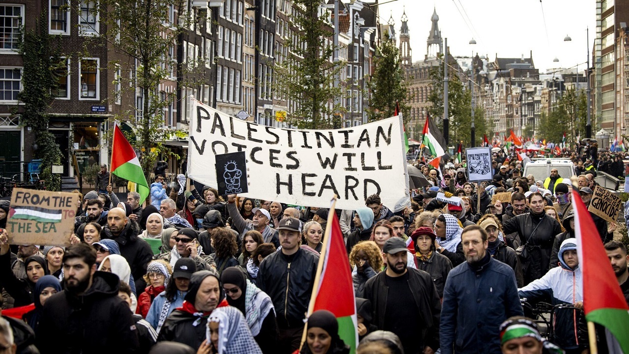 تحصن مقابل فروشگاه زارا در هلند در حمایت از غزه + فیلم