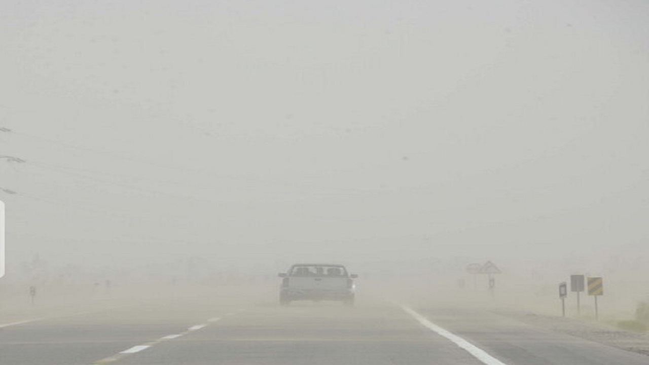 توفان گردو خاک دید رانندگان در جاده مشهد-سرخس را محدود کرد