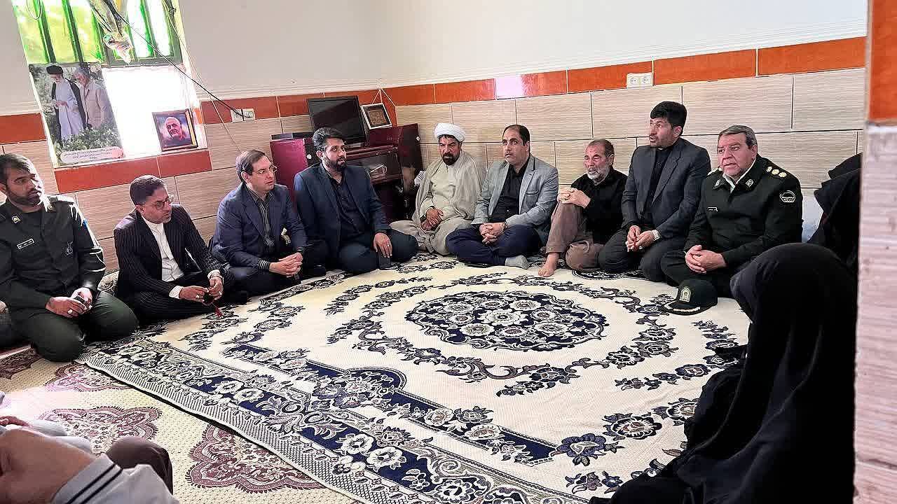 دیدار معاون استاندار با خانواده یکی از شهدای حادثه تروریستی کرمان در فاریاب