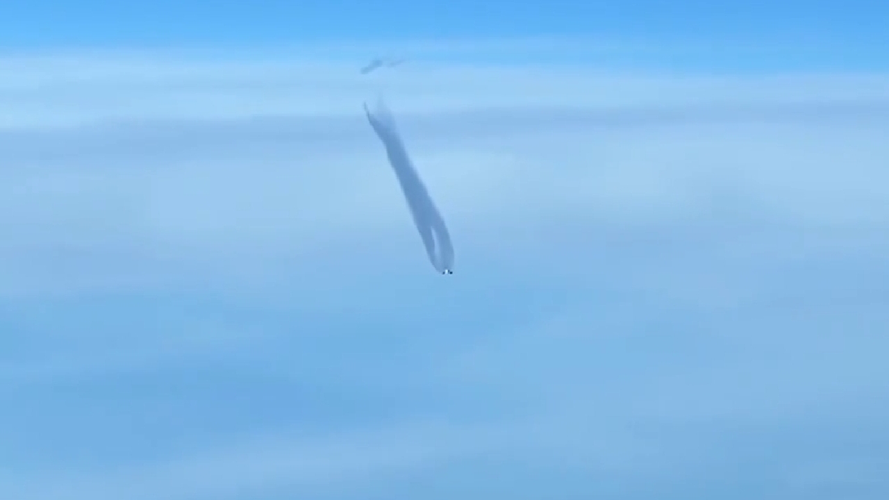 لحظه عبور دو هواپیما از کنار هم در آسمان + فیلم