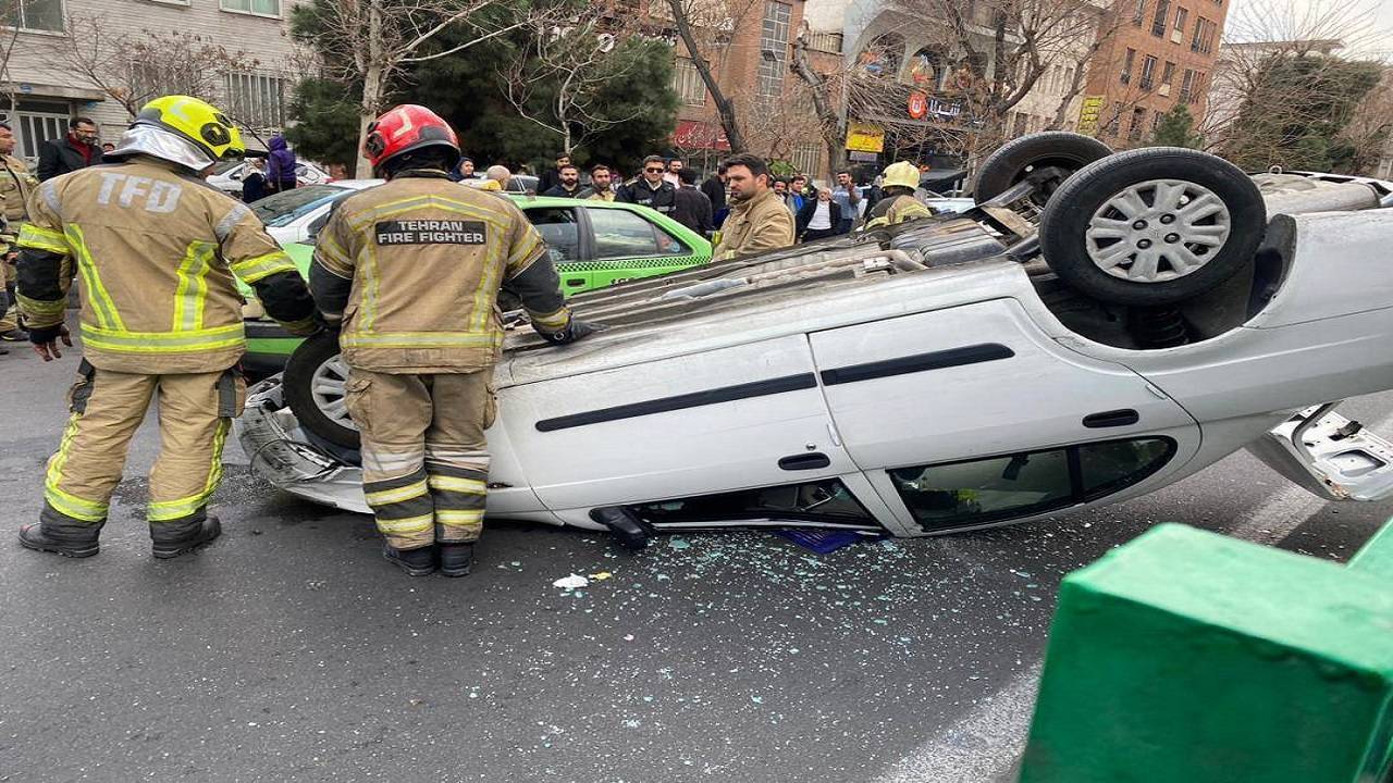 واژگونی خودروی سواری در محله نارمک تهران حادثه آفرید + فیلم