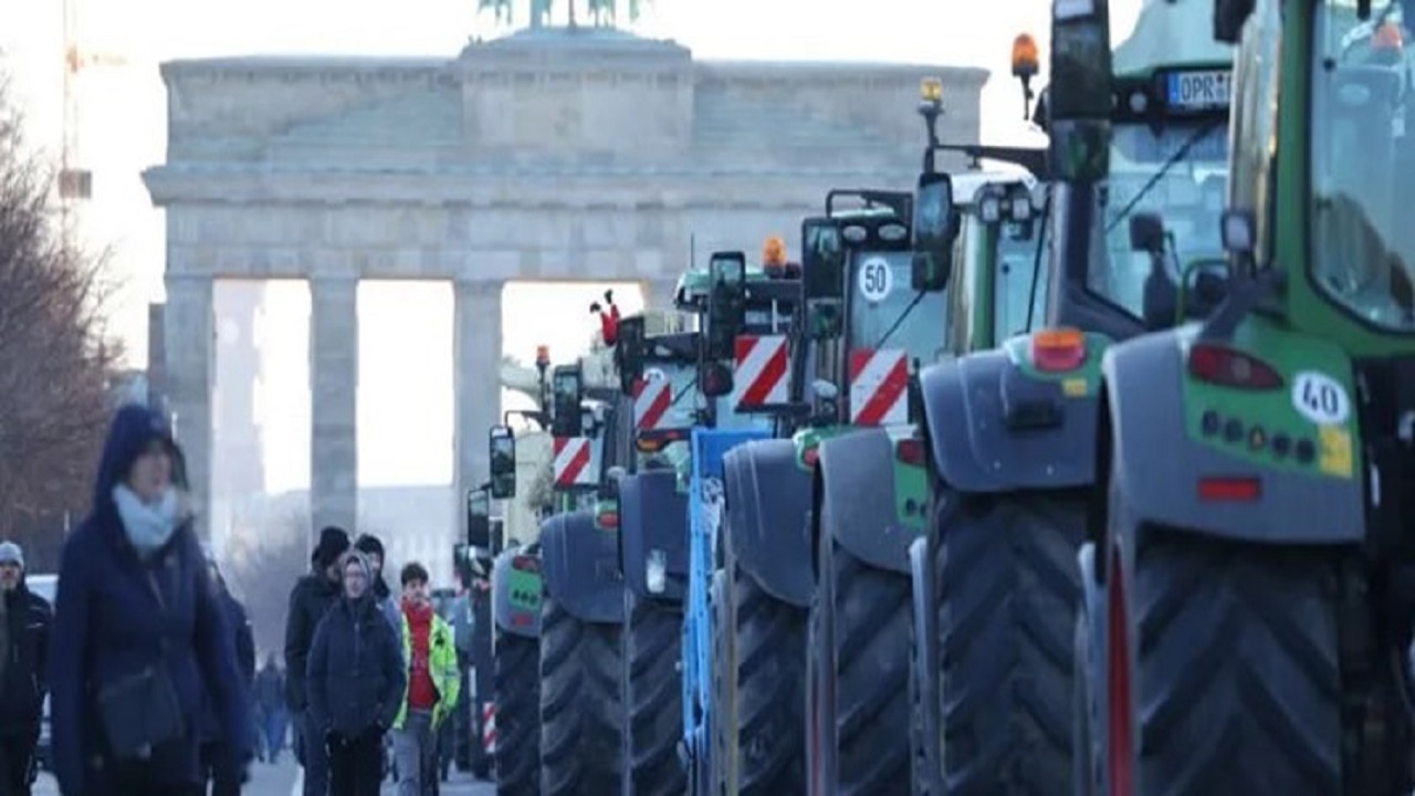 کشاورزان معترض آلمانی با تراکتور مرکز برلین را تسخیر کردند + فیلم
