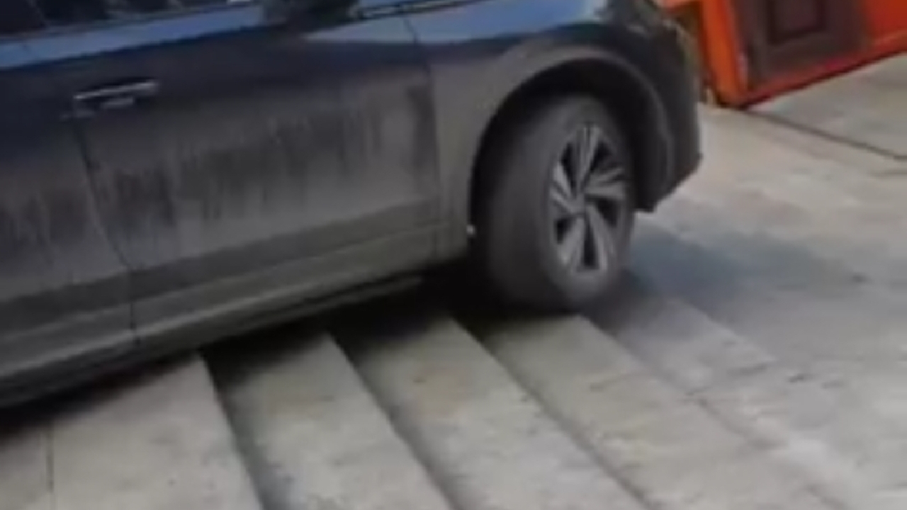 خودنمایی خودروی چینی در عبور از پله + فیلم